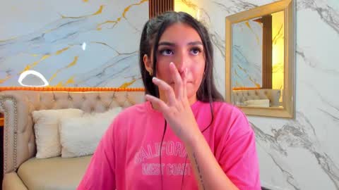 Snapshot of mia_russell_ chatting on September 19, 2025, 7:58 pm Mia online show from September 19, 2025, 7:58 pm