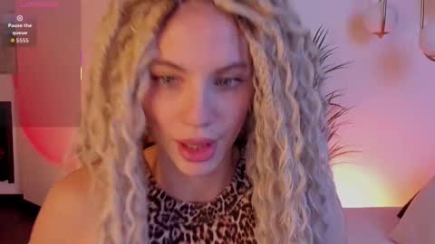 Mia online show from October 29, 2025, 6:37 am