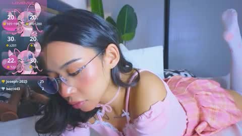 Snapshot of mia_sirenia chatting on November 28, 2025, 5:15 pm Mia online show from November 28, 2025, 5:15 pm