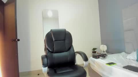 Snapshot of mia_smith_x chatting on February 19, 2025, 2:23 am mia_smith_x online show from February 19, 2025, 2:23 am