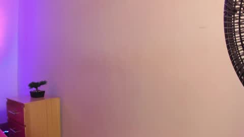 Snapshot of mia_sweetie1 chatting on May 29, 2026, 8:18 pm mia_sweetie1 online show from May 29, 2026, 8:18 pm