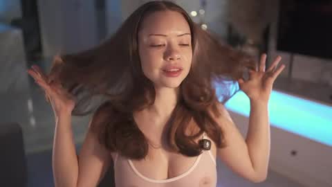 VixenMia online show from April 28, 2026, 4:17 am