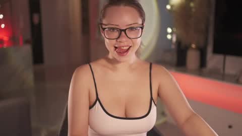 VixenMia online show from May 19, 2026, 3:57 am