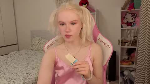 Mia online show from March 15, 2026, 3:12 am