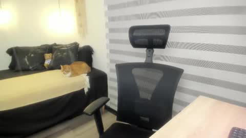 Snapshot of mia_xgray chatting on October 17, 2025, 10:12 pm Mia   online show from October 17, 2025, 10:12 pm