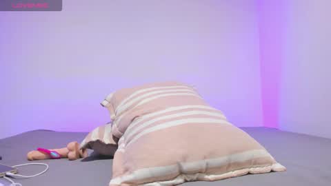 MIA INDEPENDENT MODEL  online show from January 10, 2026, 12:23 am