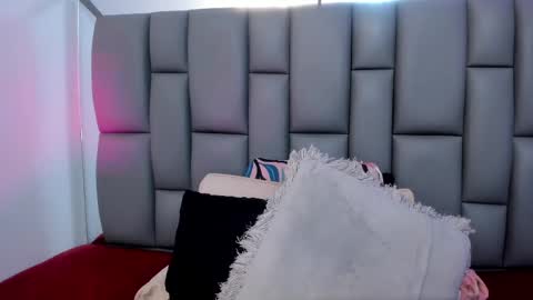 Mia online show from March 11, 2025, 6:19 pm