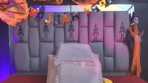 Mia online show from October 30, 2025, 12:28 pm