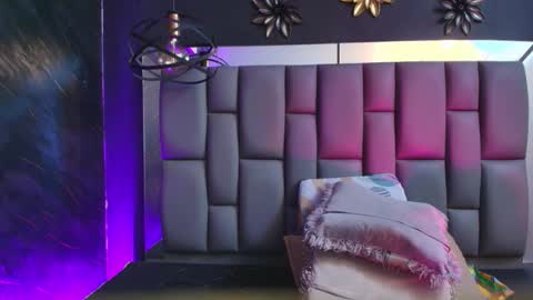 Mia online show from November 11, 2025, 12:05 pm