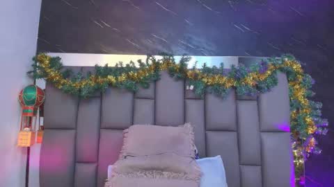 Mia online show from December 2, 2025, 12:10 pm