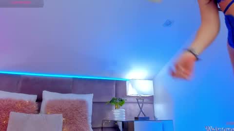 Mia online show from October 3, 2025, 7:44 pm