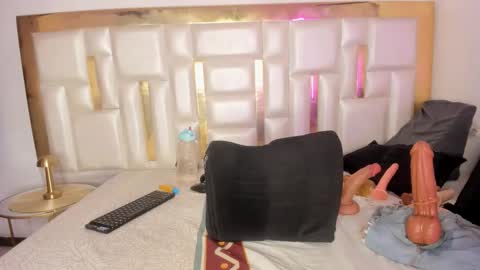 Mia  online show from November 7, 2025, 3:06 am