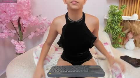 Snapshot of miabloom19 chatting on April 28, 2026, 11:37 am Mia online show from April 28, 2026, 11:37 am