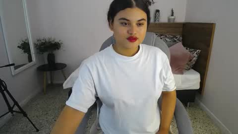 Snapshot of miabloomm chatting on October 23, 2025, 3:28 am Miabloomm online show from October 23, 2025, 3:28 am