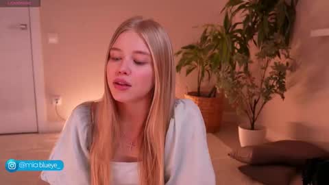 Snapshot of miablueye chatting on November 20, 2025, 3:12 pm miablueye online show from November 20, 2025, 3:12 pm