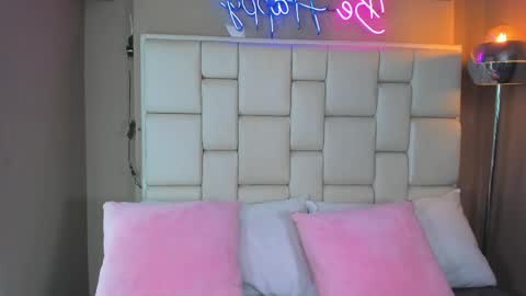 Snapshot of miacamille chatting on April 1, 2026, 6:38 pm Mia Camille online show from April 1, 2026, 6:38 pm