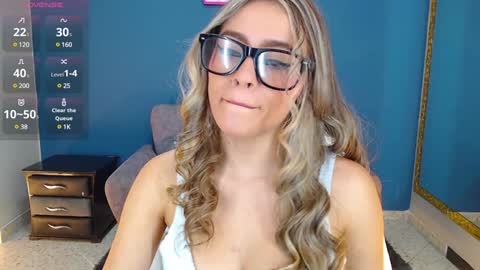 Snapshot of miacarperrlux chatting on January 3, 2025, 8:32 pm MiaCarper online show from January 3, 2025, 8:32 pm