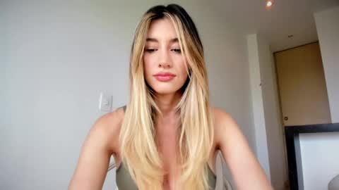 Mia online show from May 30, 2026, 7:44 pm