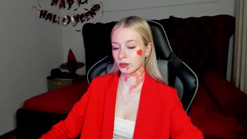 Mia online show from October 31, 2025, 6:20 pm