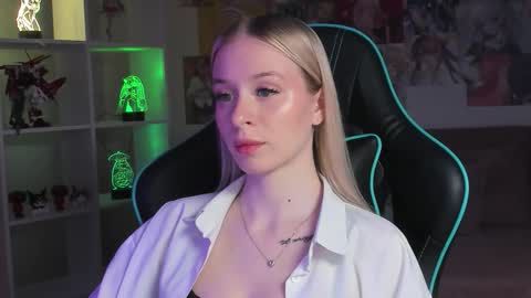 Mia online show from December 2, 2025, 5:30 pm