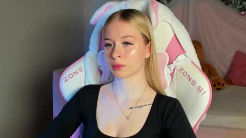 Mia online show from December 16, 2025, 6:24 pm