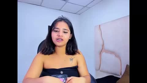 miahsex69 online show from November 30, 2025, 3:21 am