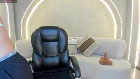 Call me Mia  online show from February 26, 2026, 7:46 pm