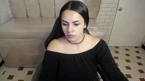 Snapshot of mialover_v chatting on October 4, 2025, 12:58 pm Hi Stream 1500 to 2100 online show from October 4, 2025, 12:58 pm