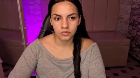 Snapshot of mialover_v chatting on October 6, 2025, 8:17 pm Hi Stream 1500 to 2100 online show from October 6, 2025, 8:17 pm