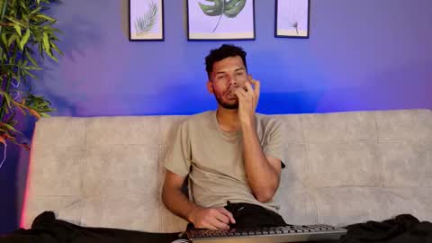 Snapshot of mialuxx chatting on November 27, 2025, 7:05 pm Mia online show from November 27, 2025, 7:05 pm