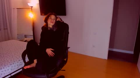 Mia online show from November 1, 2025, 7:49 pm