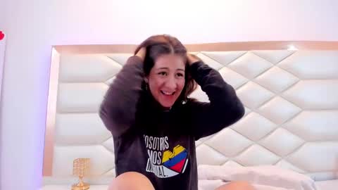 Sweetie Mia online show from February 19, 2025, 6:54 pm