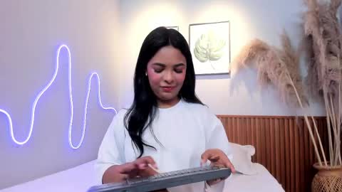 Mia Roggers online show from May 22, 2026, 5:03 am