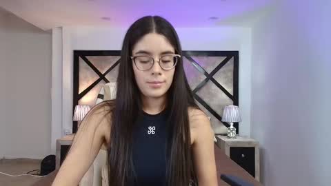 Mia online show from November 8, 2025, 8:07 pm