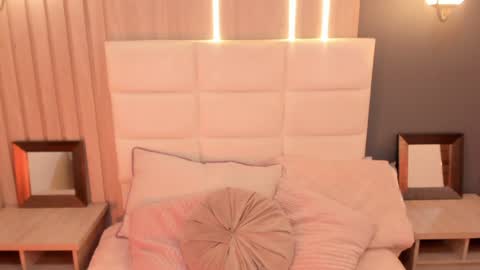 Mia online show from December 18, 2024, 1:05 am