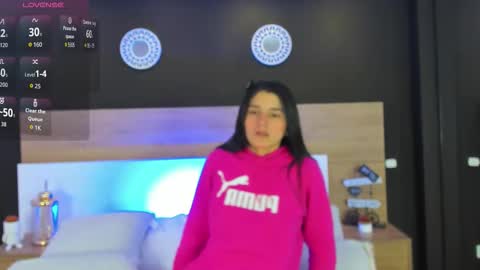 Mia online show from November 30, 2025, 1:04 pm