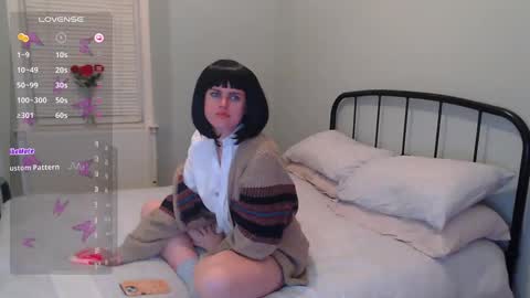 Snapshot of miawallace__ chatting on January 28, 2025, 5:24 pm Mia online show from January 28, 2025, 5:24 pm
