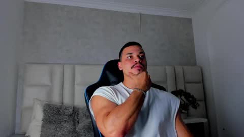 Snapshot of michael_reinolds chatting on October 4, 2025, 5:38 am Michael online show from October 4, 2025, 5:38 am