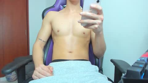 Snapshot of michael_twink18 chatting on December 20, 2025, 3:24 am Michael online show from December 20, 2025, 3:24 am