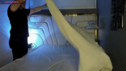 MichaelConnor  online show from February 22, 2025, 12:29 pm