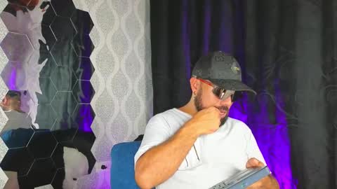 Snapshot of michaell_twink chatting on February 25, 2025, 4:24 am Michaell online show from February 25, 2025, 4:24 am