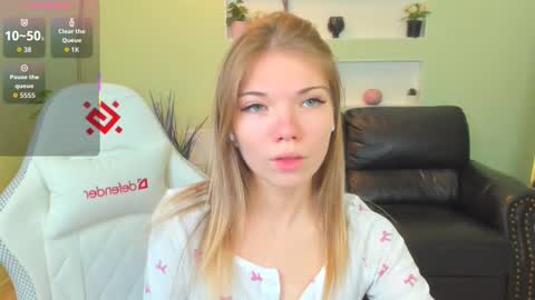 Snapshot of michafox chatting on February 24, 2026, 12:03 pm michafox online show from February 24, 2026, 12:03 pm