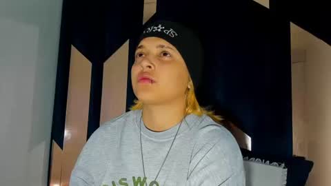 michell_rs online show from September 22, 2025, 3:19 am