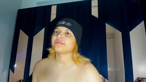 michell_rs online show from September 28, 2025, 4:29 am