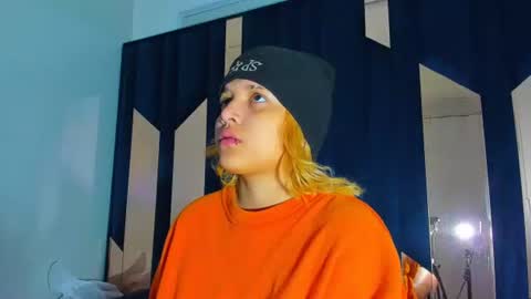 michell_rs online show from October 6, 2025, 4:54 am