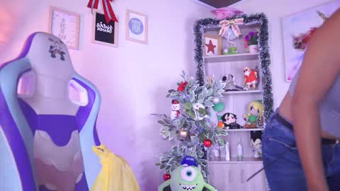 Snapshot of michelle_chang_ chatting on December 17, 2025, 7:20 pm MICHELLE CHANG online show from December 17, 2025, 7:20 pm