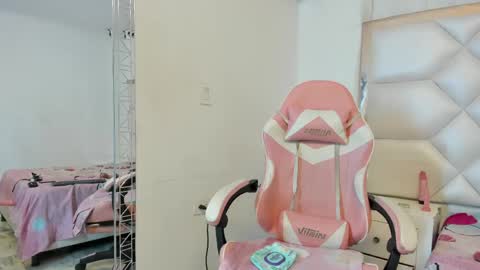 michelleblair1 online show from May 7, 2026, 2:33 pm