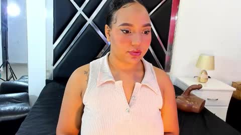 Snapshot of michellelewiss_ chatting on October 20, 2025, 11:21 am Michelle online show from October 20, 2025, 11:21 am