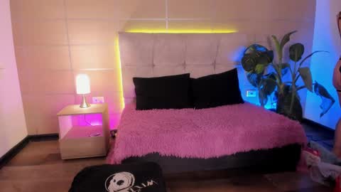 Snapshot of michonne_09 chatting on November 19, 2025, 8:20 pm michonne_09 online show from November 19, 2025, 8:20 pm