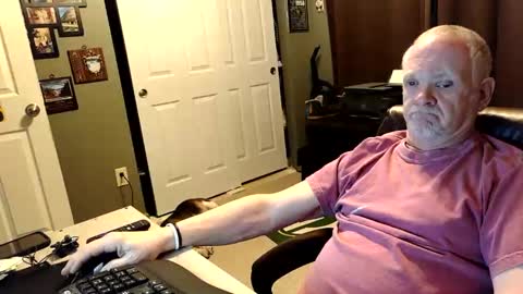 midwestdad09 online show from April 12, 2026, 1:32 am